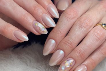 pearl bridal nails with floral 3D shell accent