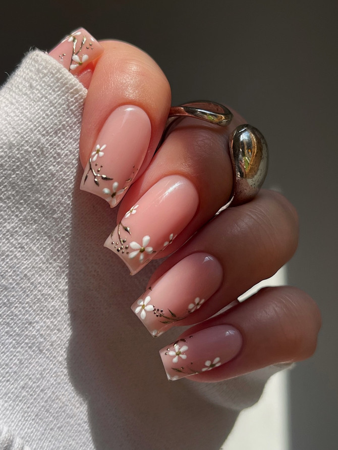 Nude nails with daisy accents
